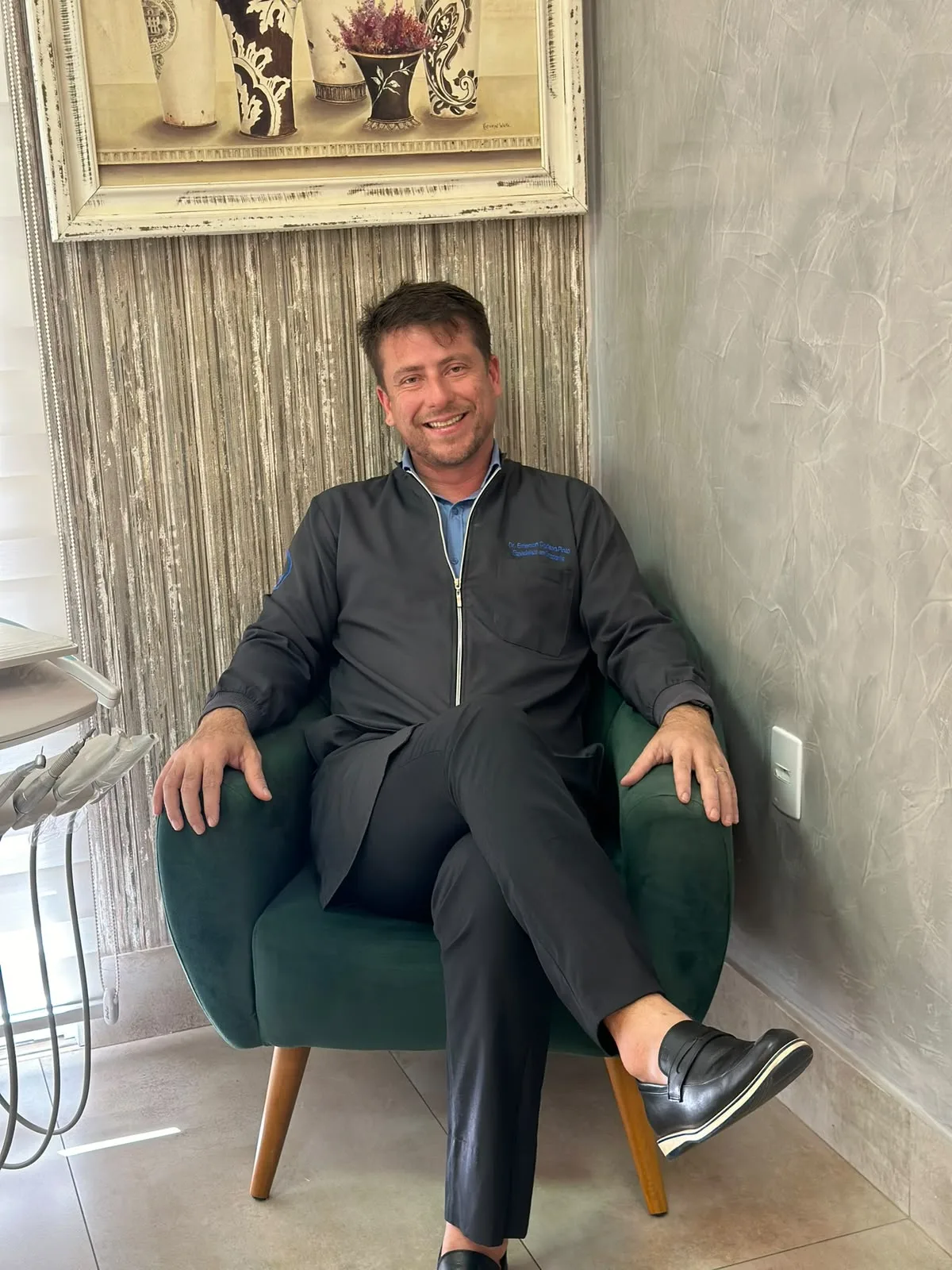 Dr. Emerson Cipriano em seu consultório em Goiânia